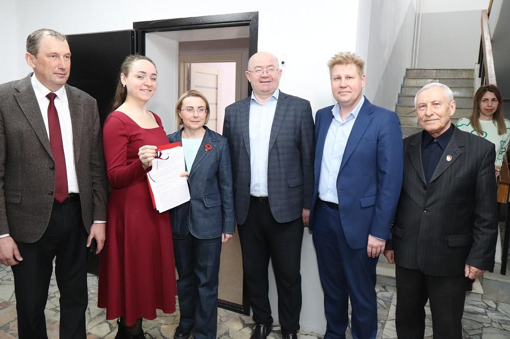 Фото В Искитиме молодые специалисты медучреждения получили служебное жильё 3